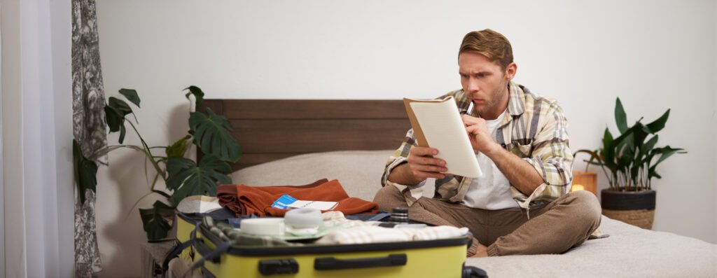 hombre revisando documentación antes de viajar